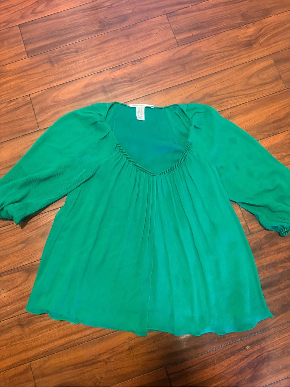 Diane Von Furstenberg Emerald Green Pleated V-Neck 100% silk Blouse